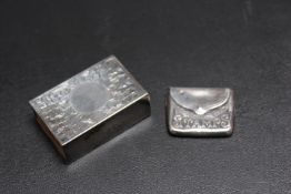 A HALLMARKED SILVER STAMP HOLDER IN THE FORM OF A SATCHEL BY CRISFORD & NORRIS - CHESTER 1904,