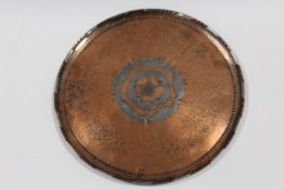 AN ARTS AND CRAFTS STYLE CIRCULAR COPPER AND WHITE METAL TRAY, having central inlaid floral