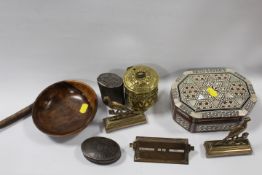 A BOX OF COLLECTABLES TO INCLUDE TOBACCO BOX, DESK CALENDAR, BRASSWARE ETC