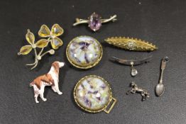 A COLLECTION OF ANTIQUE JEWELLERY ITEMS