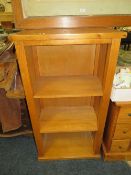 A MODERN OAK OPEN BOOKCASE OF SMALL PROPORTIONS - H 117 cm, W 63 cm