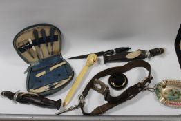 A SMALL BOX OF COLLECTABLES TO INCLUDE A VINTAGE GIRL GUIDE BELT AND AN UNUSUAL LETTER OPENER IN THE