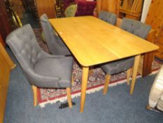 A MODERN OAK SCANDINAVIAN STYLE TABLE - H 76, W 89, L 160 cm AND FOUR MODERN UPHOLSTERED CHAIRS