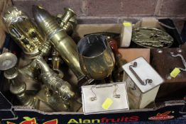 A TRAY OF ASSORTED METAL WARE AND COLLECTABLES TO INCLUDE CARRIAGE CLOCKS AND CANDLESTICKS