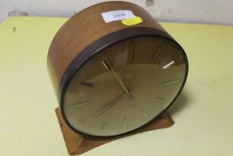A VINTAGE ART DECO SMITHS LIGHT WOOD MANTLE CLOCK