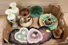 A SMALL TRAY OF COLLECTABLE CERAMICS ETC TO INCLUDE A TORQUAY WARE CHAMBER STICK