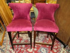A MODERN PAIR OF MAROON UPHOLSTERED BAR / KITCHEN STOOLS
