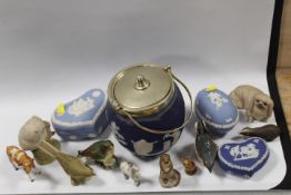 A TRAY OF CERAMICS TO INCLUDE WEDGWOOD AND BESWICK ETC