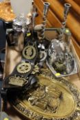 A TRAY OF ASSORTED METALWARE TO INCLUDE HORSE BRASSES