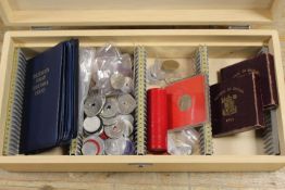 A BOX OF COLLECTABLE COINAGE TO INCLUDE AN ISLE OF MAN £1 COIN