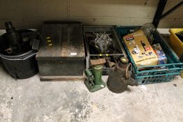 A SELECTION OF TOOLS TO INCLUDE HYDRAULIC JACKS