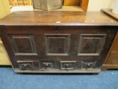 A GEORGIAN OAK PANELLED MULE CHEST - W 127 CM