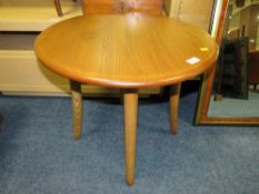 A MODERN ERCOL CIRCULAR OCCASIONAL TABLE - Dia. 60.5 CM