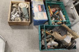 A SELECTION OF TOOLS TO INLCUDE A BENCH GRINDER AND POWER TOOLS