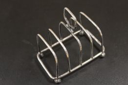 A SILVER HALLMARKED FOUR DIVISION WIRE WORK TOAST RACK