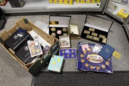 A SMALL TRAY OF COINAGE TO INCLUDE ANTIQUARIAN EXAMPLES, CASED SETS EXAMPLES