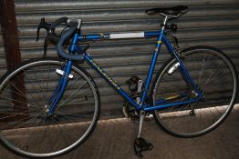 A RALEIGH R-100 GENTS LIGHTWEIGHT ROAD RACING BIKE