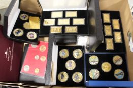 A TRAY OF COLLECTABLE COINS TO INCLUDE CASED 