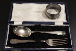 A CASED HALLMARKED SILVER SPOON AND FORK SET BY MAPPIN & WEBB TOGETHER WITH A NAPKIN RING