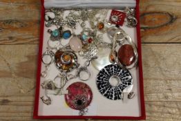 A TRAY OF ASSORTED SILVER AND COSTUME JEWELLERY ETC