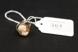 A HALLMARKED 9CT GOLD CLAW SET CAMEO RING - APPROX WEIGHT 3.2 G