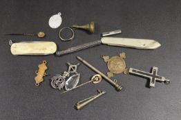 A SMALL BOX OF COLLECTABLE'S TO INCLUDE 9CT STICK PIN, PROPELLING PENCILS ETC