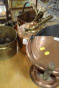 A SELECTION OF BRASS AND COPPER WARE TO INCLUDE A LARGE KETTLE , A HELMET SHAPE COAL WITH SHOVEL