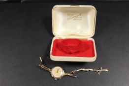 A VINTAGE HALLMARKED 9CT GOLD WRISTWATCH ON EXPANDABLE BRACELET A/F