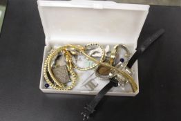A TRAY OF COLLECTABLES TO INCLUDE ASSORTED WRISTWATCHES