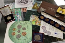 A SMALL COIN COLLECTION TO INCLUDE YEAR SETS, UN CIRCULATED £2 COINS ETC