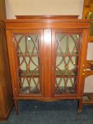 AN EDWARDIAN MAHOGANY INLAID DISPLAY CABINET W 115 cm