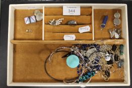 A QUANTITY OF SILVER AND WHITE METAL JEWELLERY