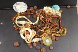 COLLECTION OF AMBER BEADS, AFRICAN BONE NECKLACE, AMBER NECKLACE AND VINTAGE BROOCHES