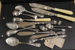 A COLLECTION OF ASSORTED HALLMARKED SILVER AND OTHER FLATWARE TO INCLUDE TWO THIMBLES