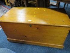 AN ANTIQUE PINE BLANKET BOX - W 94 cm