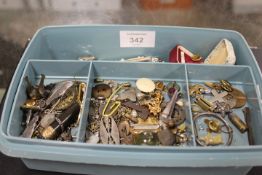 BOX CONTAINING ANTIQUE AND VINTAGE JEWELLERY