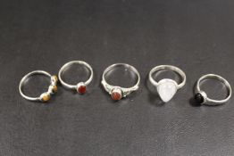 A COLLECTION OF 5 SILVER GEMSTONE DRESS RINGS TO INCLUDE TIGERS EYE, OPAL ETC