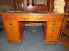 AN EDWARDIAN OAK TWIN PEDESTAL DESK - W 121 cm