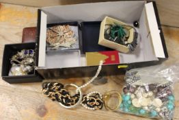 A BOX OF ASSORTED VINTAGE AND MODERN COSTUME JEWELLERY