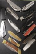 A SMALL COLLECTION OF ASSORTED POCKET KNIVES TO INCLUDE MULTI-TOOL EXAMPLES