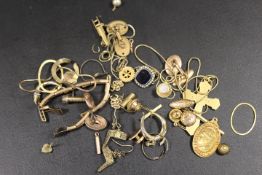 QUANTITY OF ANTIQUE YELLOW METAL JEWELLERY ITEMS