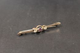 A THREE STONE 9CT BAR BROOCH