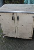 A STEEL WORK /STORAGE CUPBOARD WITH INTERNAL DRAWERS