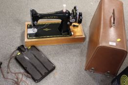 A CASED VINTAGE SINGER SEWING MACHINE MODEL NUMBER F6499668 TOGETHER WITH A VINTAGE BAKELITE