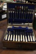 A VINTAGE OAK CASED CANTEEN OF CUTLERY (UNCHECKED)