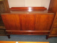 A 20TH CENTURY MAHOGANY SIDEBOARD - W 137 CM