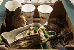 A SMALL TRAY OF WADE FIGURES ETC