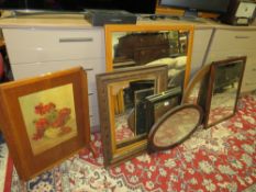 A COLLECTION OF FIVE ASSORTED MIRRORS AND A FIRE SCREEN (6)