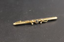 A DECORATIVE 15CT GOLD BAR BROOCH