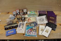 A TRAY CONTAINING COLLECTABLE COINS TO INCLUDE YEAR SETS, SILVER PROOF COINS ETC